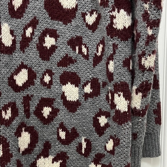Evereve Oversized Leopard Print Cardigan in Gray and Burgundy - Size XL - Picture 14 of 16